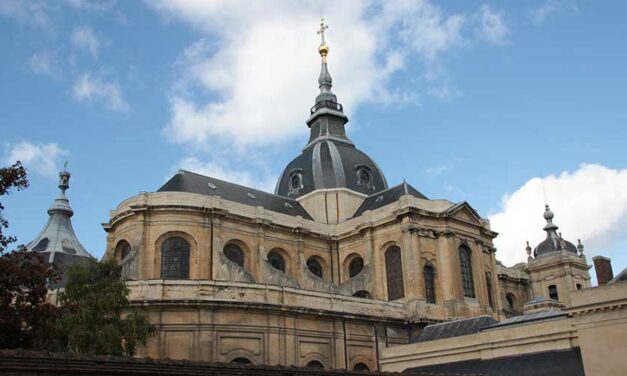 Mise en valeur de la cathédrale Saint Louis à 1 mois de la réouverture de Notre Dame de Paris